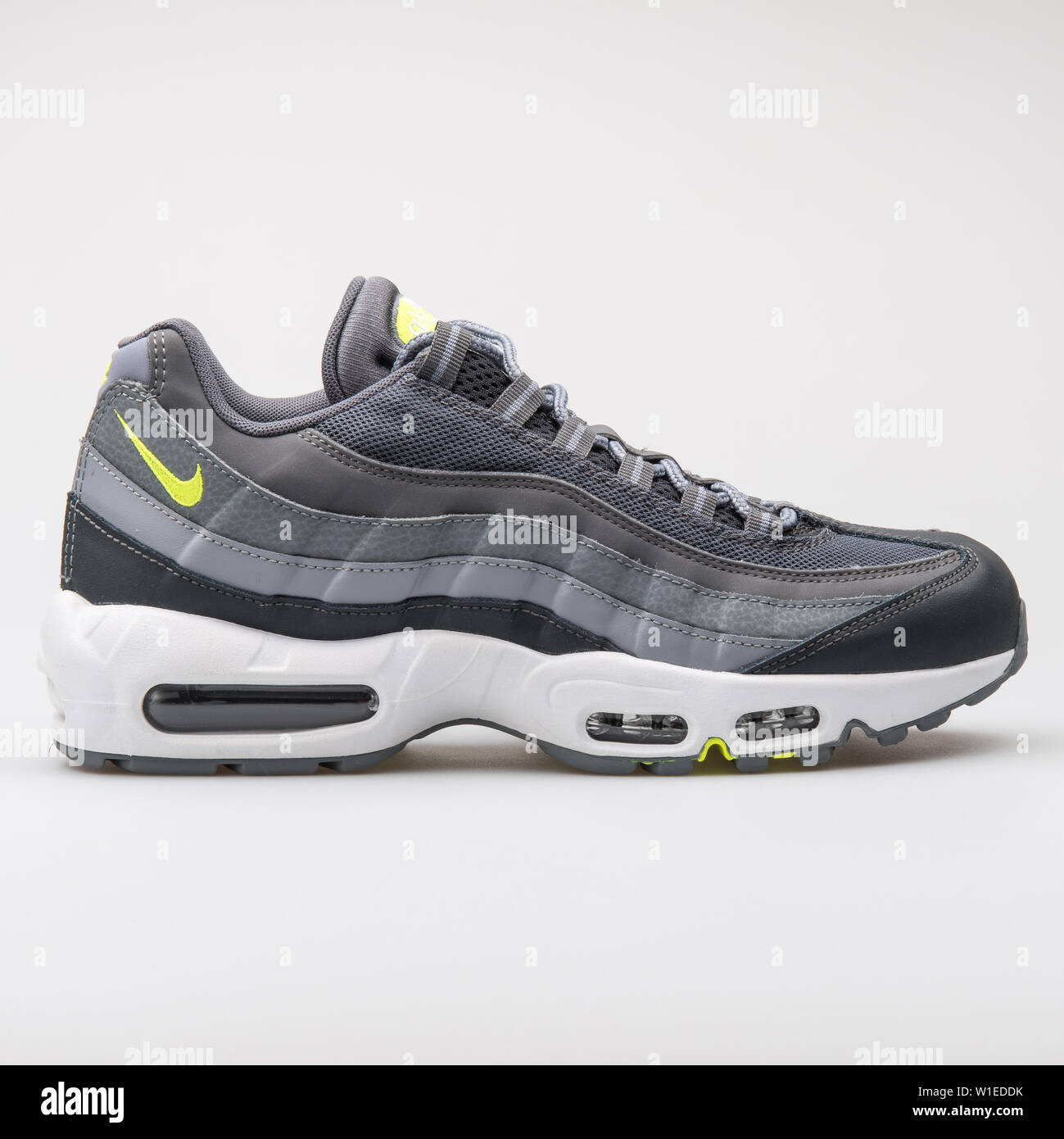 Vienne, AUTRICHE - Août 7, 2017 : Nike Air max 95 chaussures noir et gris  essentiel sur fond blanc Photo Stock - Alamy