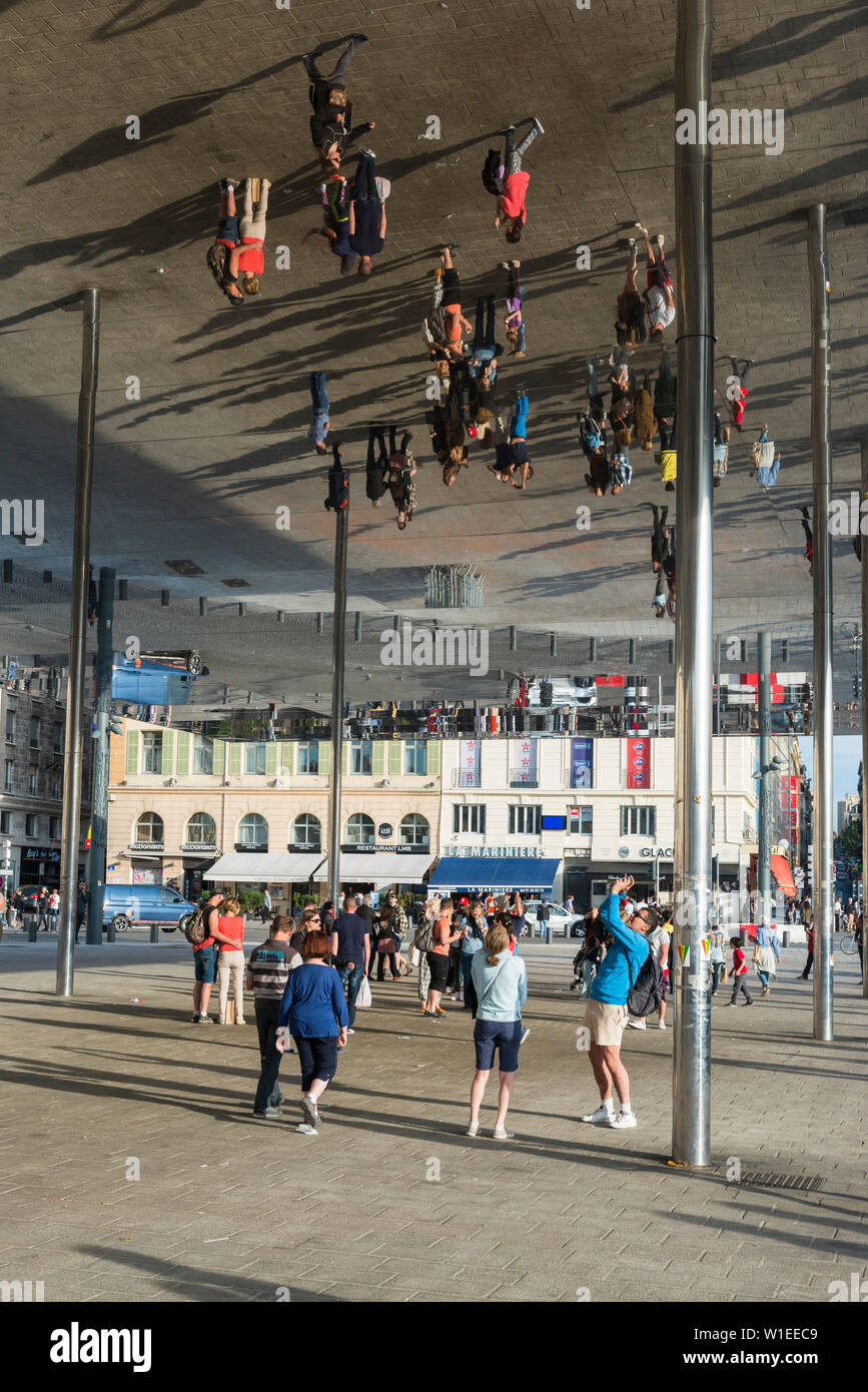 Le Vieux Port en miroir pavillon couvert, Marseille, Bouches du Rhone, Provence, Provence-Alpes-Côte d'Azur, France, Europe Banque D'Images