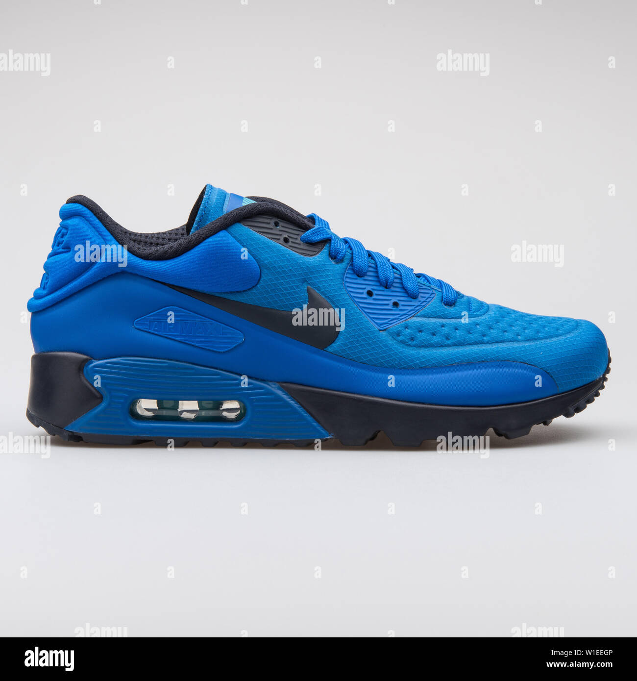 Vienne, AUTRICHE - Août 7, 2017 : Nike Air max 90 chaussures bleu Ultra SE  sur fond blanc Photo Stock - Alamy