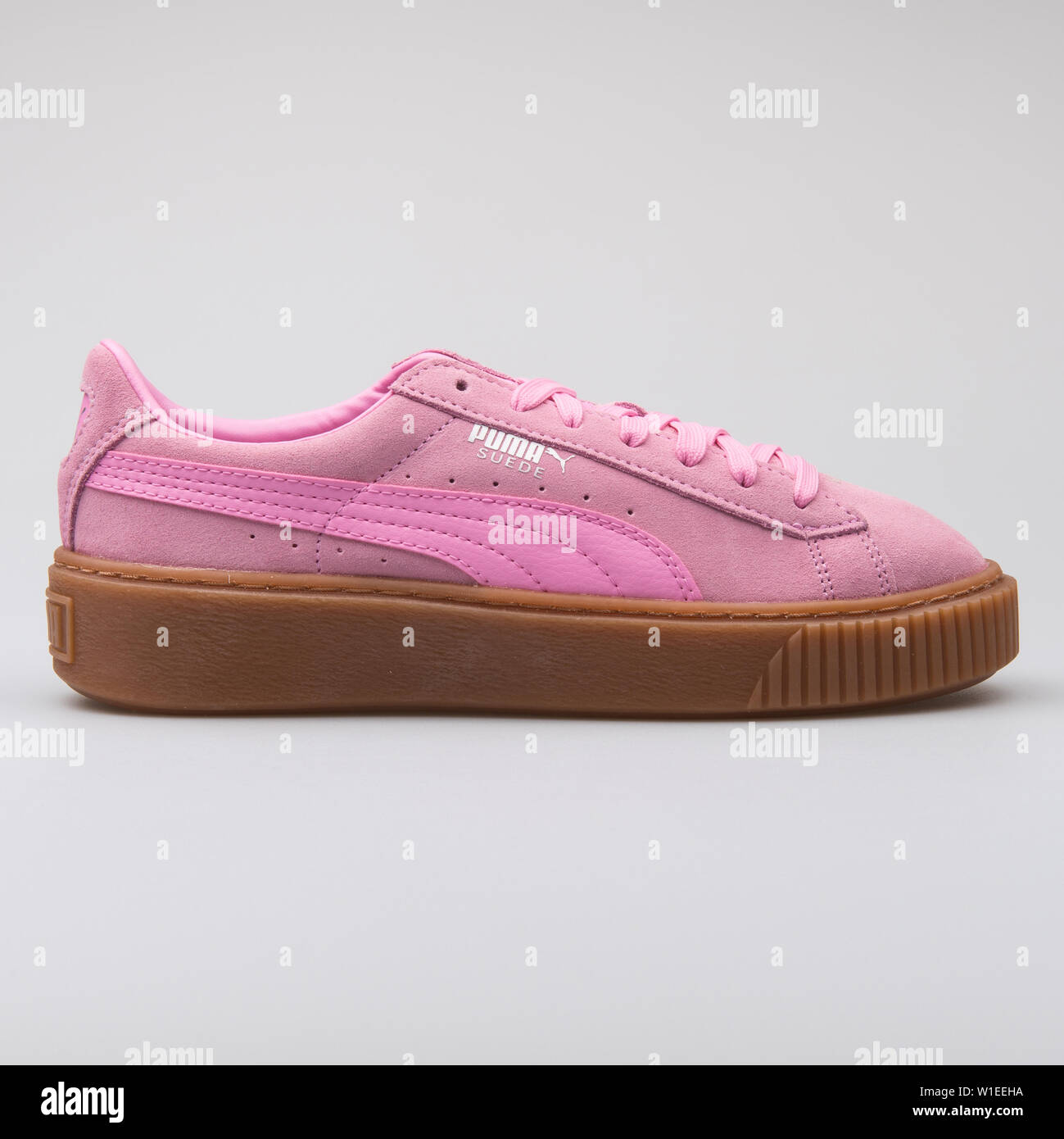 Vienne, AUTRICHE - Août 7, 2017 : la plate-forme Puma Suede sneaker rose  sur fond blanc Photo Stock - Alamy