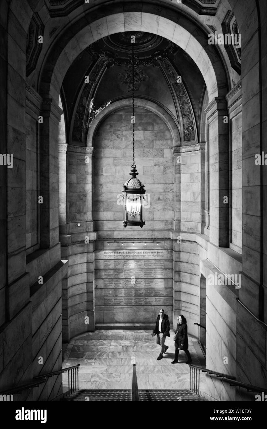 Deux personnes à monter un escalier, New York Public Library, New York City, New York, États-Unis d'Amérique, Amérique du Nord Banque D'Images