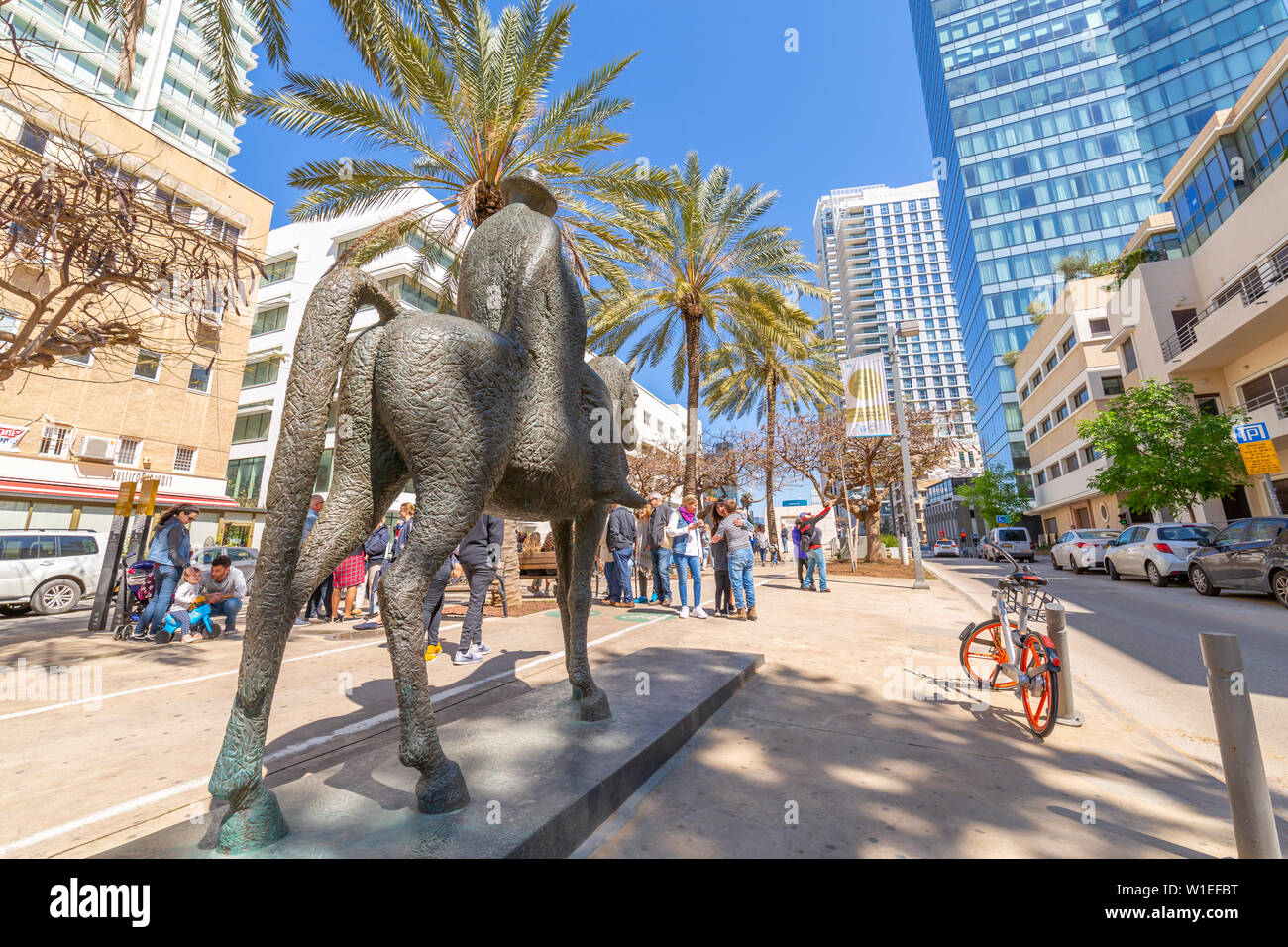 Vue de la statue, palmiers et promenade sur le Boulevard Rothschild, Tel Aviv, Israël, Moyen Orient Banque D'Images