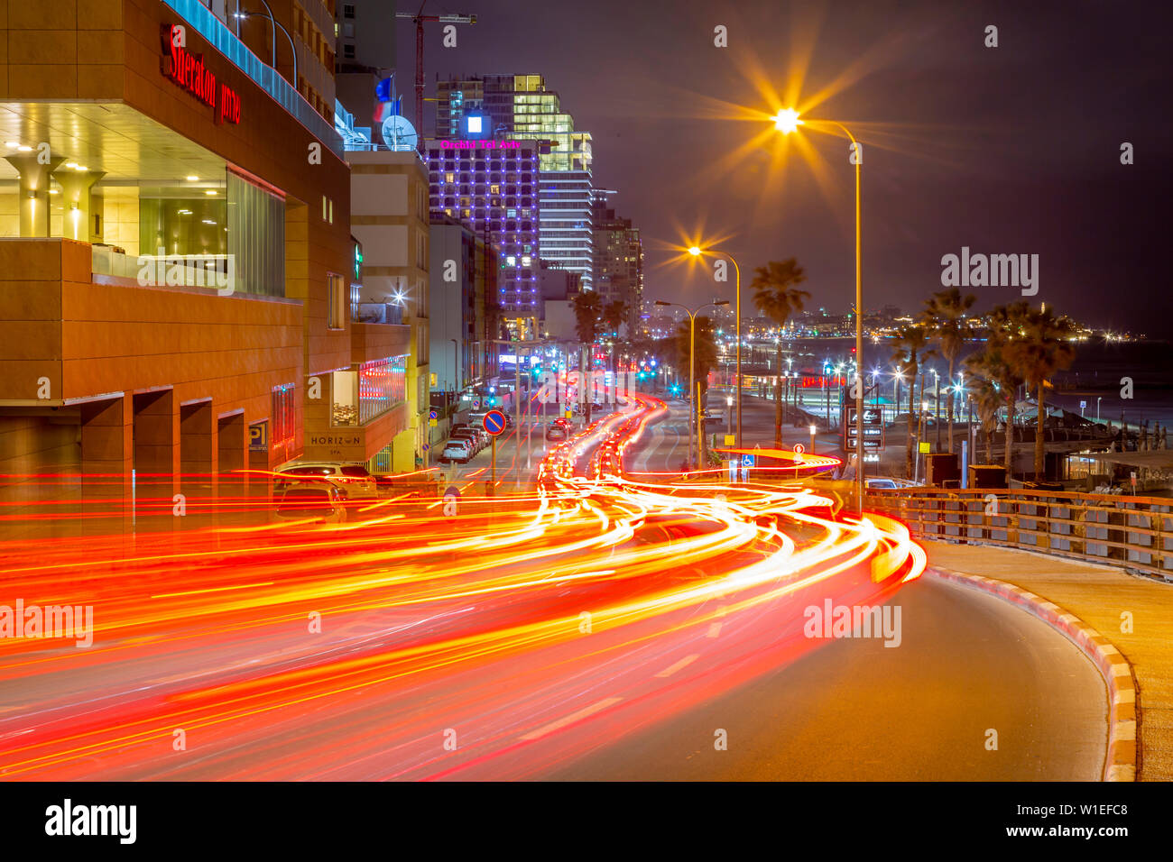 Voir la circulation et hôtels de la rue Hayarkon, dans la nuit, Tel Aviv, Israël, Moyen Orient Banque D'Images