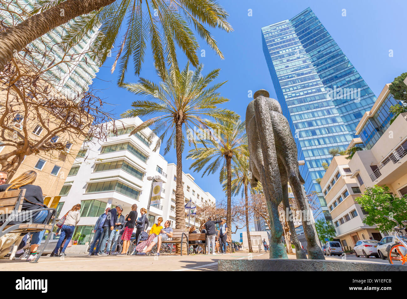 Vue de la statue, palmiers et promenade sur le Boulevard Rothschild, Tel Aviv, Israël, Moyen Orient Banque D'Images