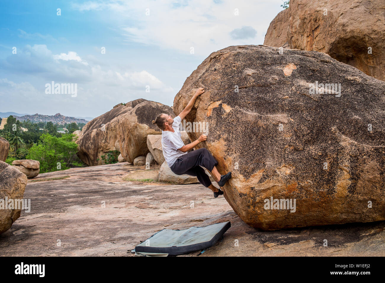 Bouldering in Hampi, en Inde, par un après-midi d'été Banque D'Images