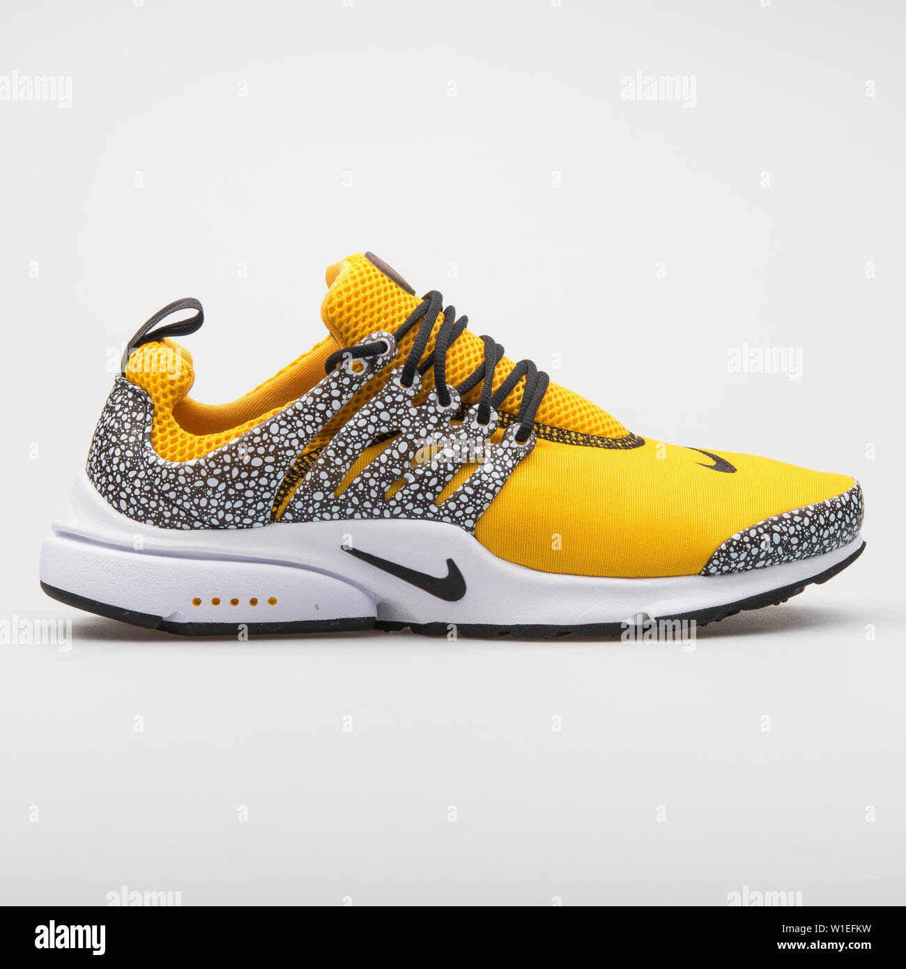 Vienne, AUTRICHE - Août 7, 2017 : Nike Air Presto QS sneaker jaune et noir  sur fond blanc Photo Stock - Alamy