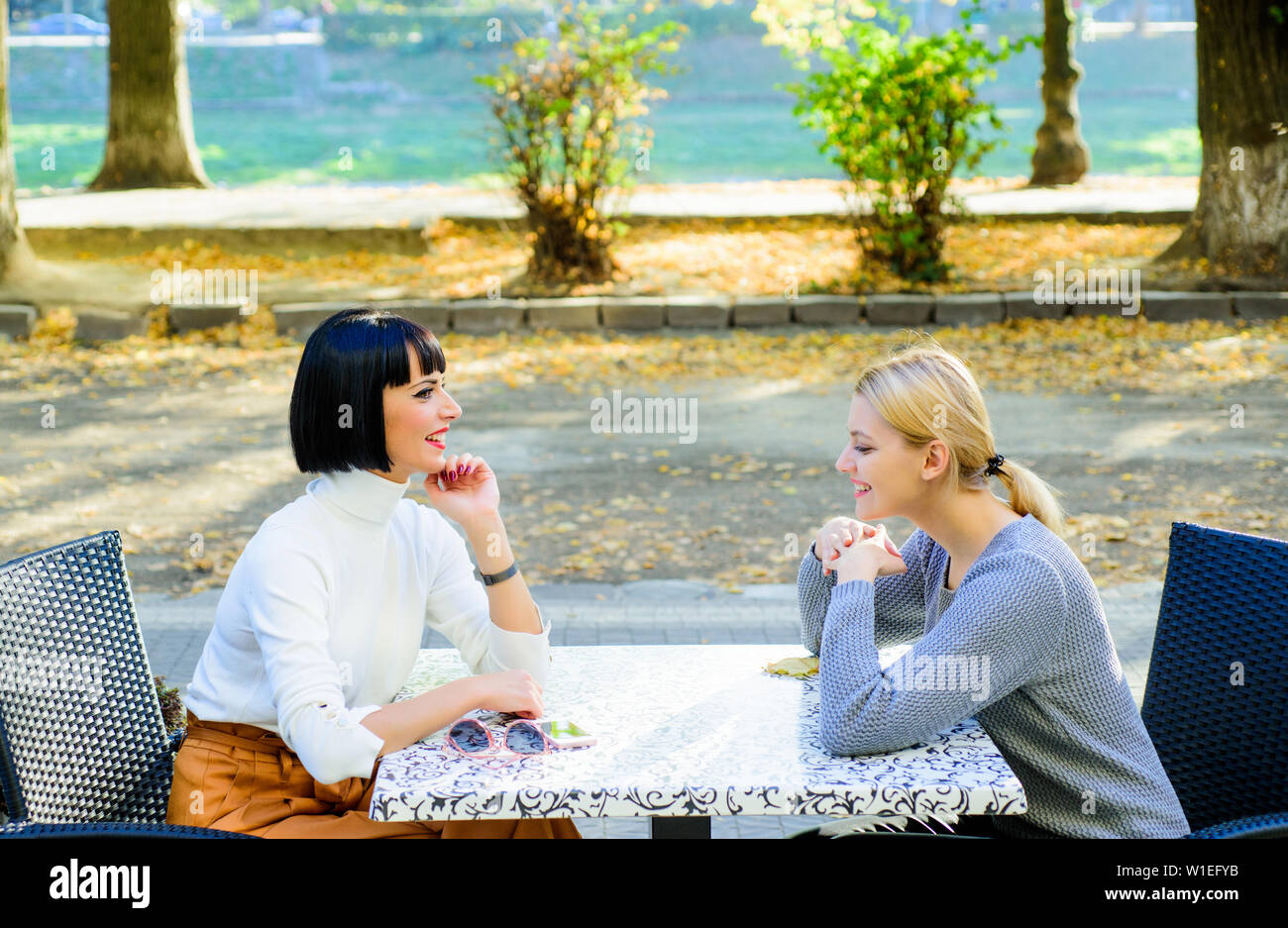 Happy friends pour passer du temps dans le café. real female amitié. La liaison de famille sisterhood. bisiness réunion. temps libre avec joie. café terrasse. heureux petit déjeuner. Le temps de vous détendre. leur petit-déjeuner parfait. Banque D'Images