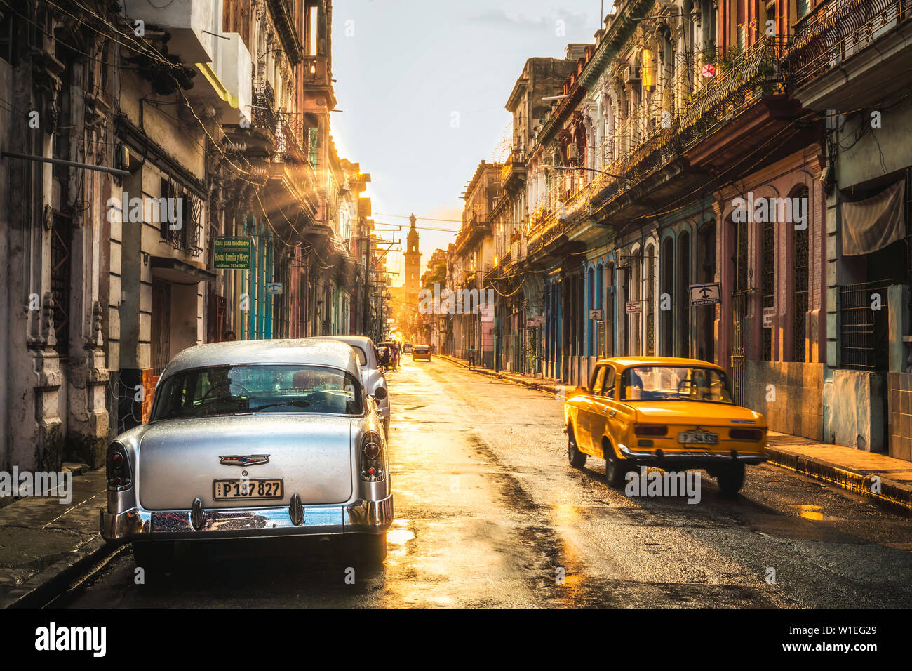 Automobiles américains et russes au coucher du soleil, La Habana, Cuba (La Havane), Antilles, Caraïbes, Amérique Centrale Banque D'Images