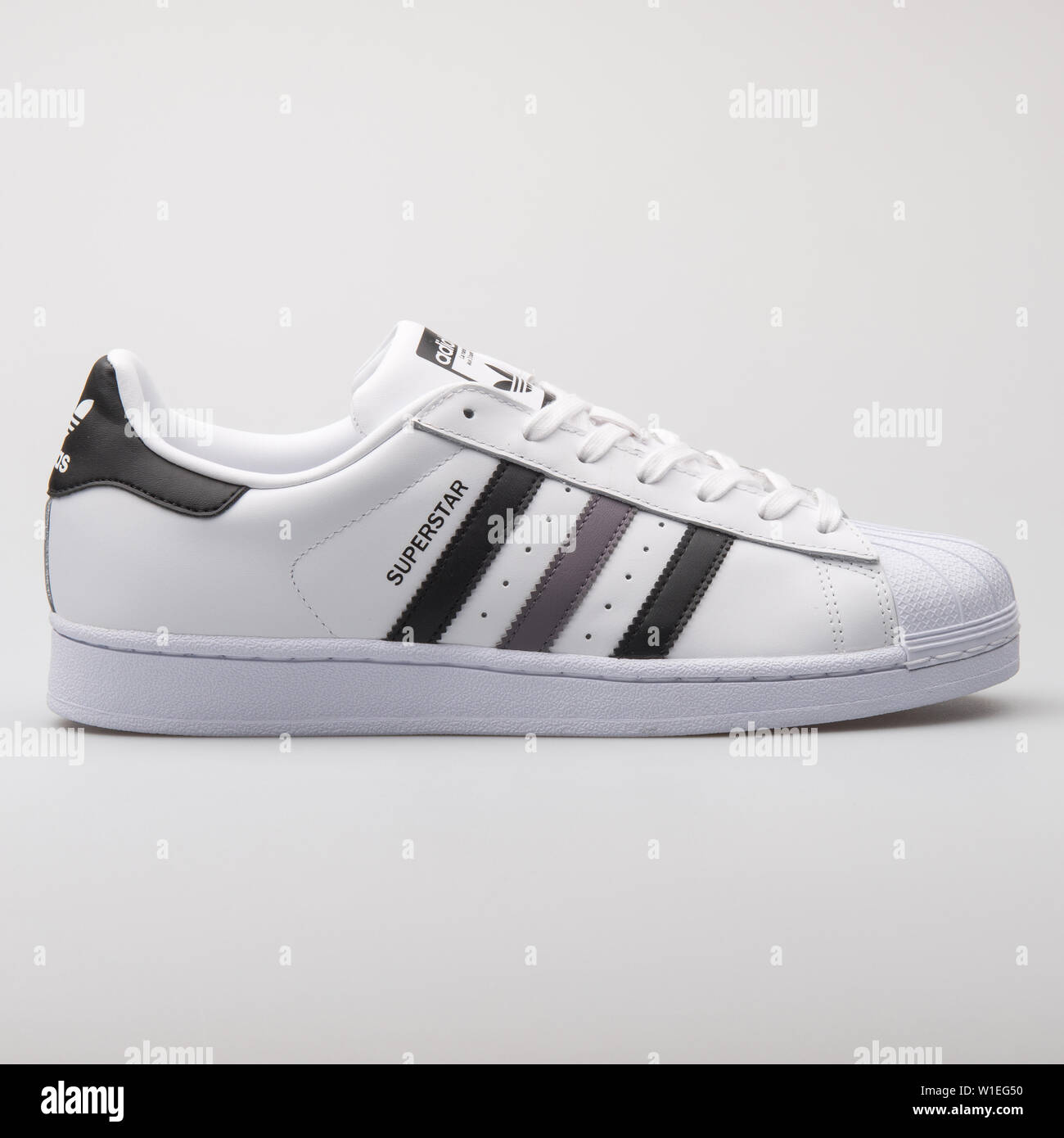 Vienne, AUTRICHE - Août 7, 2017 : Adidas Superstar chaussures blanches et noires sur fond blanc. Banque D'Images