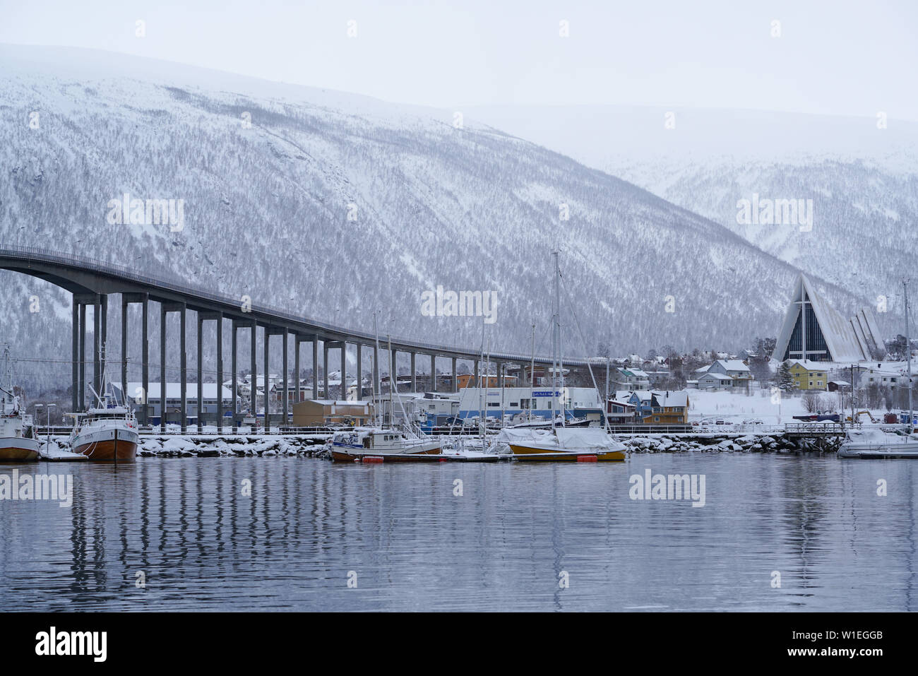 Port de Tromso, l'Bruvegen Bridge et Tromsdalen (église cathédrale arctique), Tromso, comté de Troms, Norvège, Scandinavie, Europe Banque D'Images