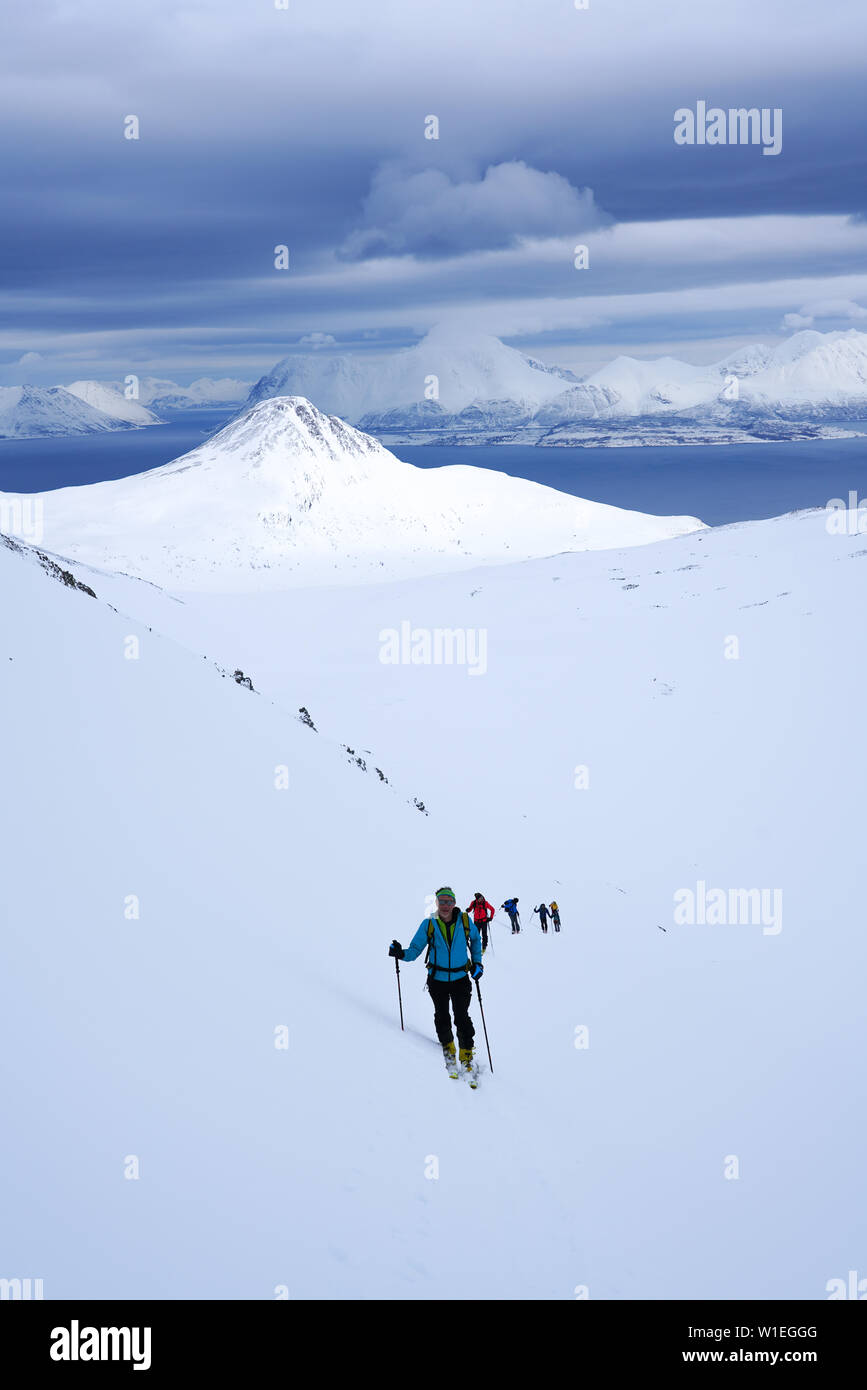 Ski de randonnée dans les Alpes de Lyngen, péninsule de Lyngen, comté de Troms, Norvège, Scandinavie, Europe Banque D'Images