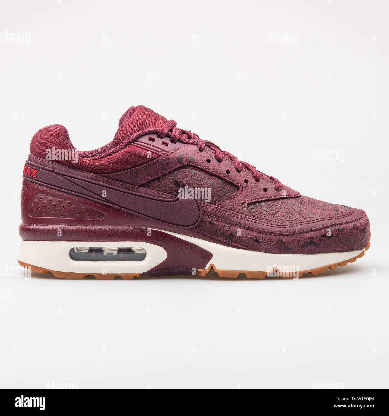 Vienne, AUTRICHE - août 23, 2017 : Nike Air Max BW Premium sneaker bordeaux  sur fond blanc Photo Stock - Alamy