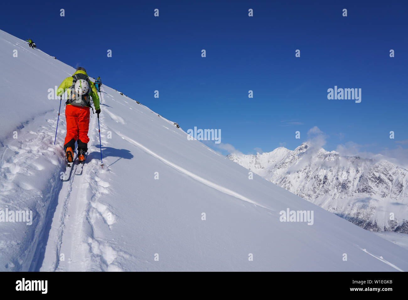 Ski de randonnée dans les Alpes de Lyngen, péninsule de Lyngen, comté de Troms, Norvège, Scandinavie, Europe Banque D'Images
