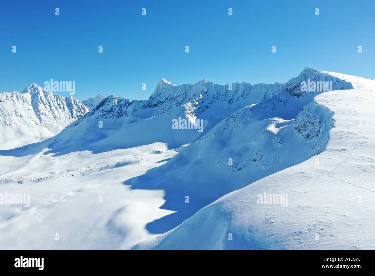 Vue du drone, Alpes de Lyngen, péninsule Nordlenangen Lyngen, comté de Troms, Norvège, Scandinavie, Europe Banque D'Images