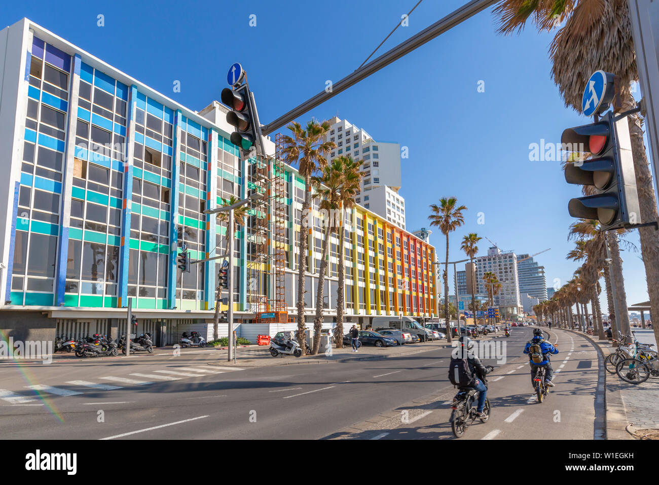 Vue de bâtiments colorés et de la circulation sur la rue Hayarkon, Tel Aviv, Israël, Moyen Orient Banque D'Images