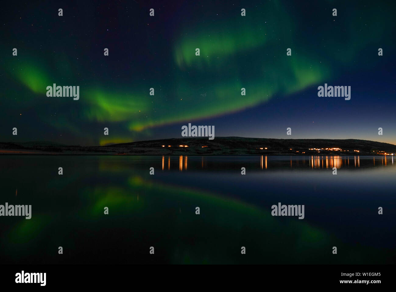 Northern Lights (aurores boréales) à Nordlenangen, péninsule de Lyngen, comté de Troms, Norvège, Scandinavie, Europe Banque D'Images
