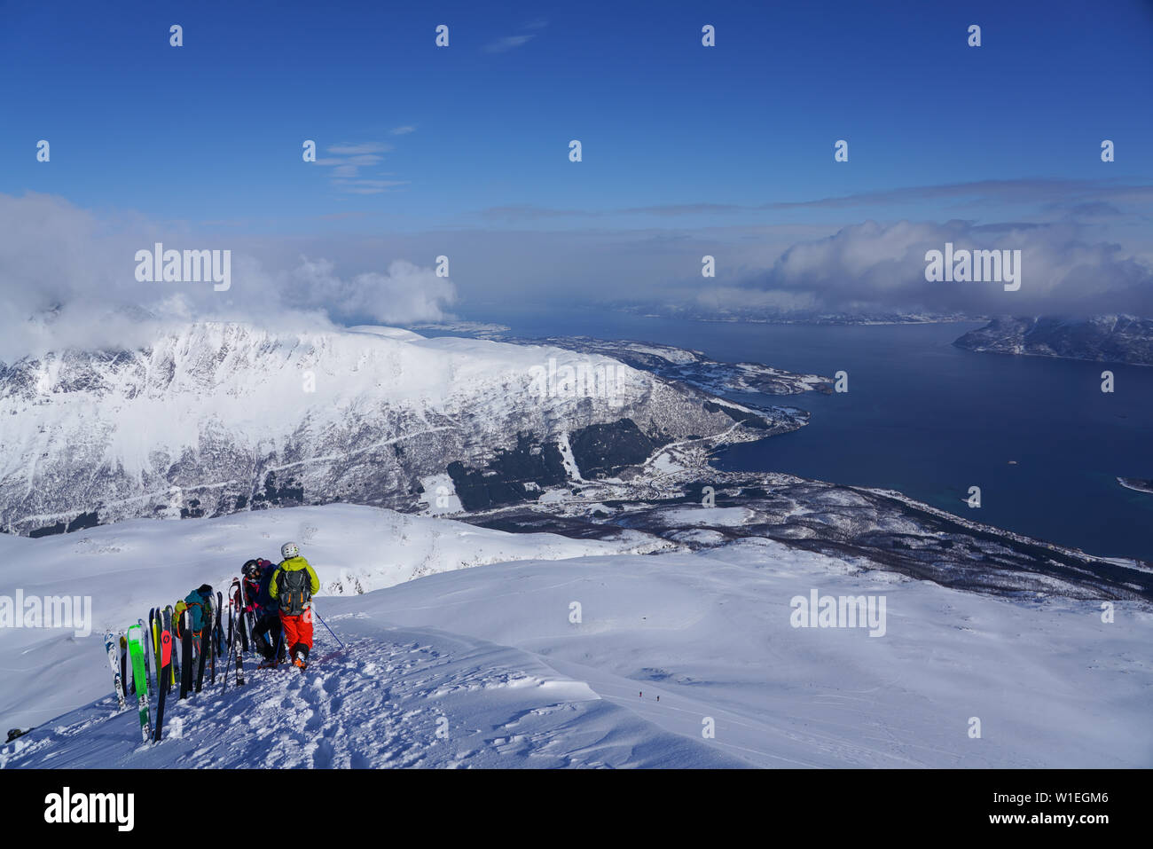 Ski de randonnée dans les Alpes de Lyngen, péninsule de Lyngen, Lyngseidet, comté de Troms, Norvège, Scandinavie, Europe Banque D'Images