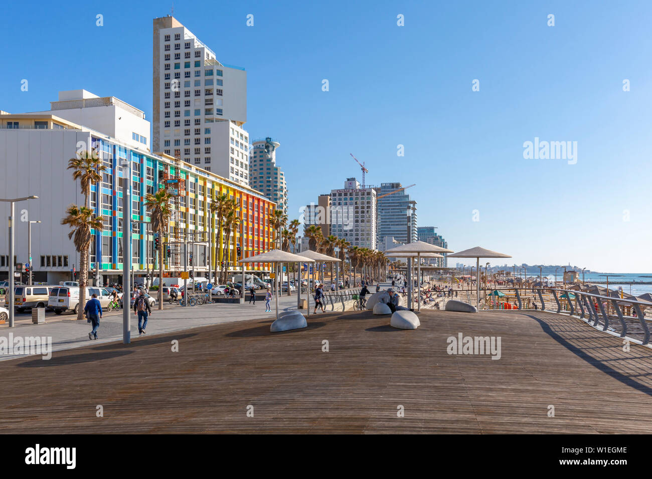 Vue de bâtiments colorés et la promenade sur la rue Hayarkon, Tel Aviv, Israël, Moyen Orient Banque D'Images