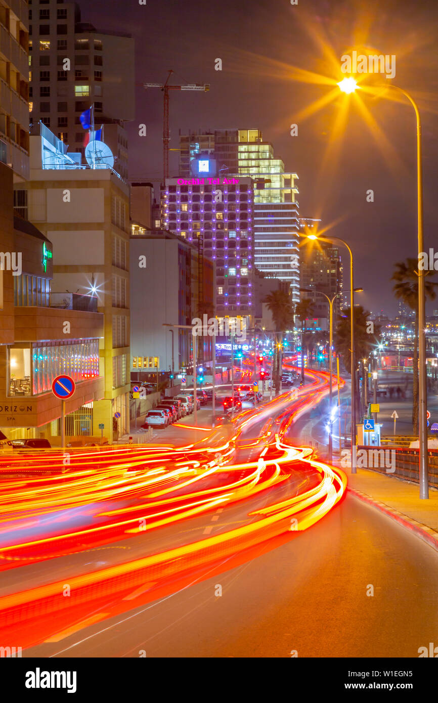 Voir la circulation et hôtels de la rue Hayarkon, dans la nuit, Tel Aviv, Israël, Moyen Orient Banque D'Images