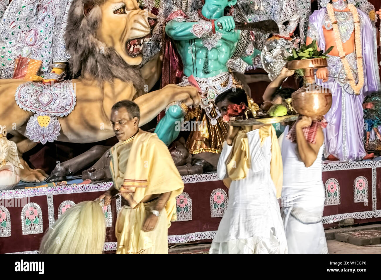 Prêtres,déménagement,transport,culte, les ustensiles,pour,adorant la Déesse Durga et consorts,Bagbazar,Durgapuja, pavillon,patrimoine,puja,,à Kolkata, Inde Banque D'Images