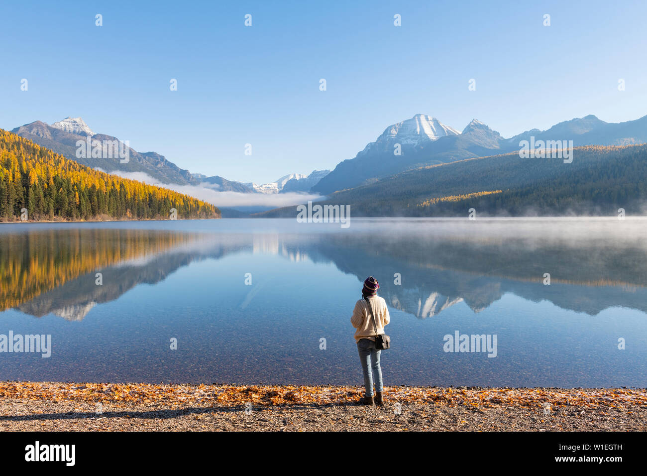 Femme sur les rives du lac Bowman, Glacier National Park, Montana, États-Unis d'Amérique, Amérique du Nord Banque D'Images
