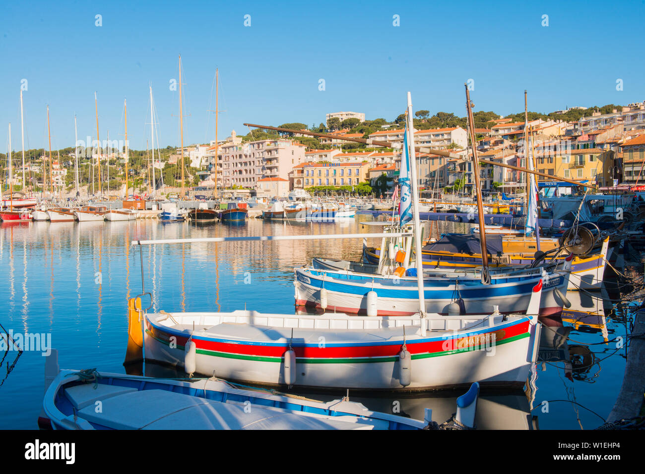 Bateaux dans le port de Cassis, Bouches du Rhone, Provence, Provence-Alpes-Côte d'Azur, d'Azur, France, Europe, Méditerranée Banque D'Images