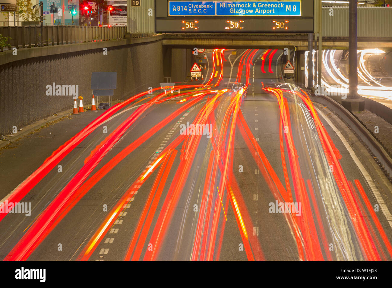 Centre-ville autoroute M8 du trafic nocturne, Glasgow, Ecosse, Royaume-Uni, Europe Banque D'Images