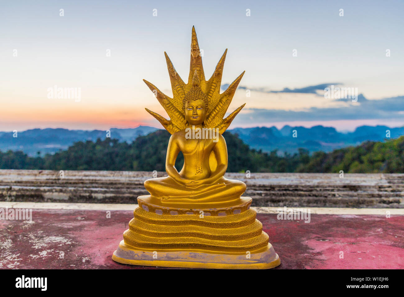 Une statue de Bouddha à la Tiger Cave Temple de Krabi, Thaïlande, Asie du Sud, Asie Banque D'Images