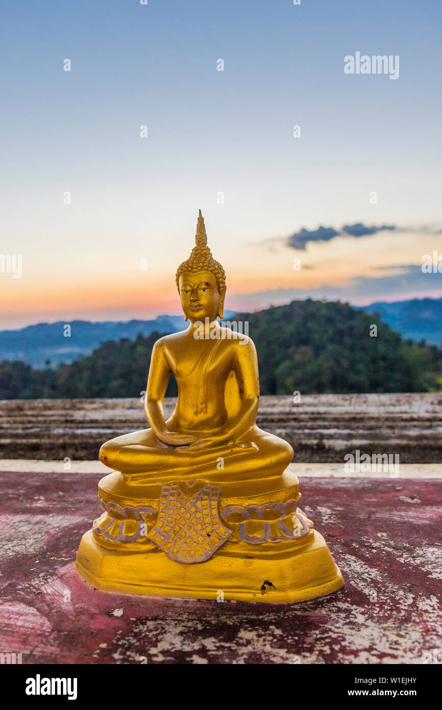 Une statue de Bouddha à la Tiger Cave Temple de Krabi, Thaïlande, Asie du Sud, Asie Banque D'Images