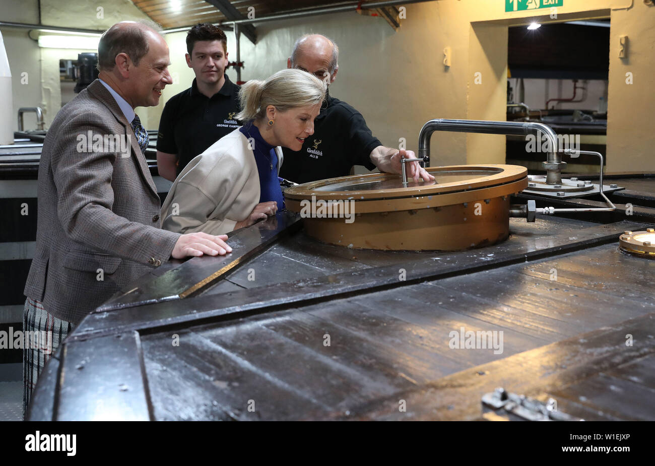 Le comte et la Comtesse de Forfar comme ils visiter la distillerie de Whisky Glenfiddich à Dufftown. Banque D'Images