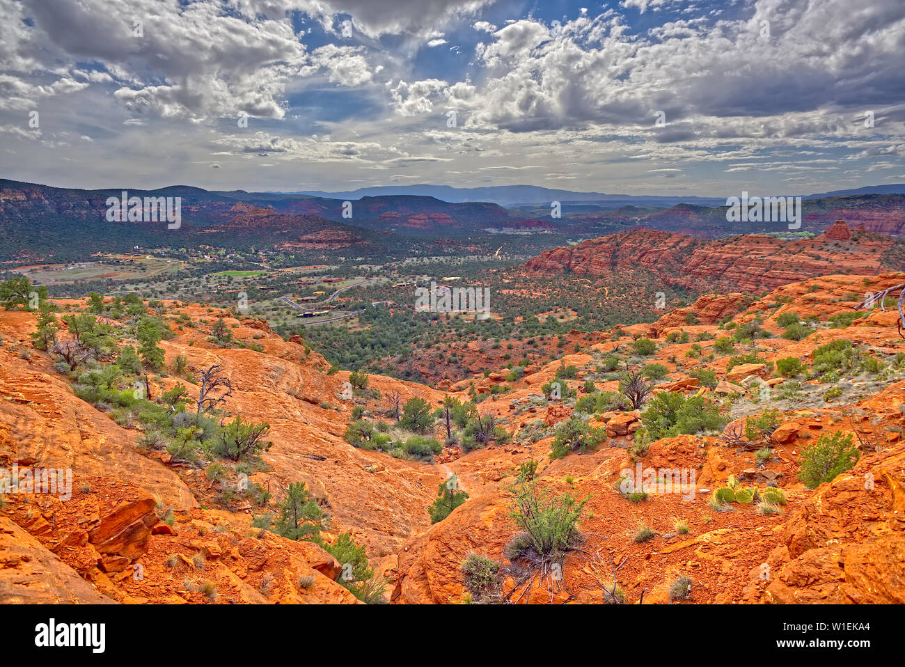 Vue de l'ouest de Sedona à partir d'une falaise sur le côté sud de Cathedral Rock, Sedona, Arizona, États-Unis d'Amérique, Amérique du Nord Banque D'Images