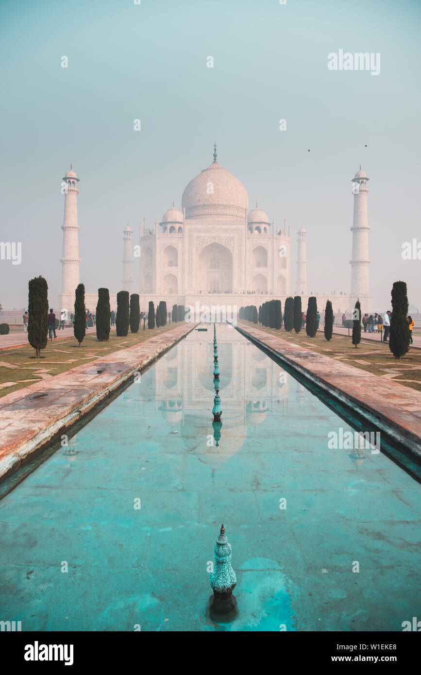 Le Taj Mahal et ses eaux turquoise à l'aube, UNESCO World Heritage Site, Agra, Uttar Pradesh, Inde, Asie Banque D'Images