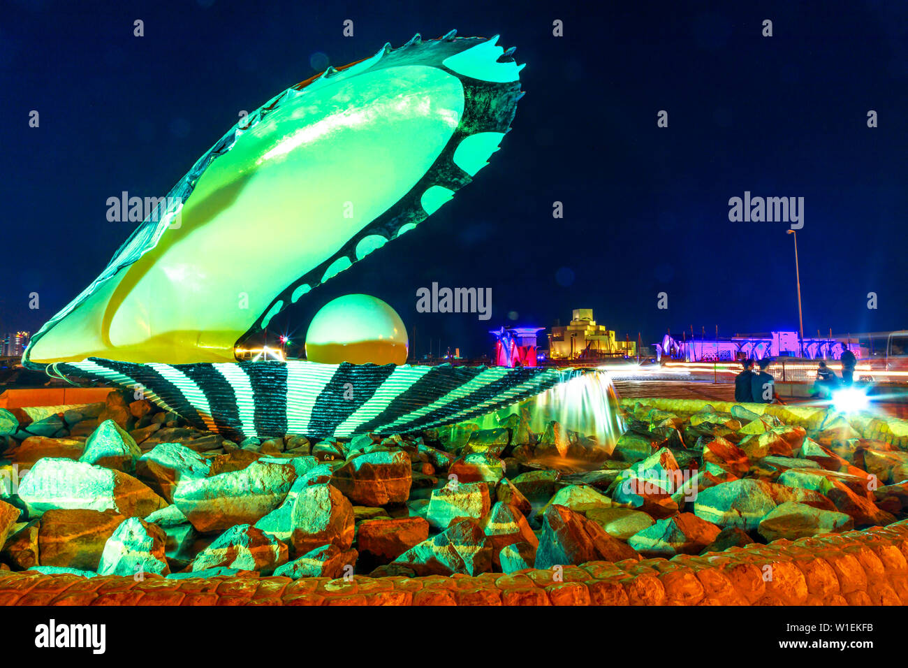 L'huître et Pearl Monument avec fontaine illuminée la nuit, célébrer le passé l'industrie de la perle au Qatar, Doha, Qatar, Moyen-Orient Banque D'Images