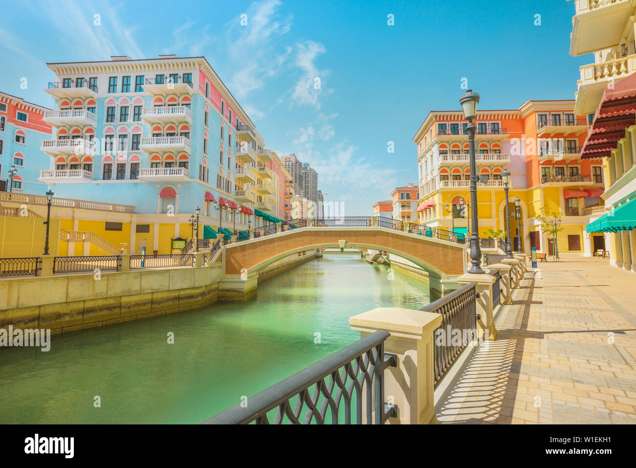 Belle petite Venise avec des canaux reliées par des ponts en style vénitien et maisons colorées de Qanat Quartier, Venise au Pearl, Doha, Qatar Banque D'Images