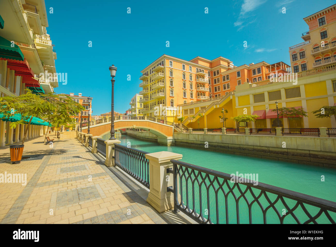 Belle petite Venise avec des canaux reliées par des ponts de style vénitien, Qanat Quartier, Venise au Pearl à sunset light, Doha, Qatar Banque D'Images