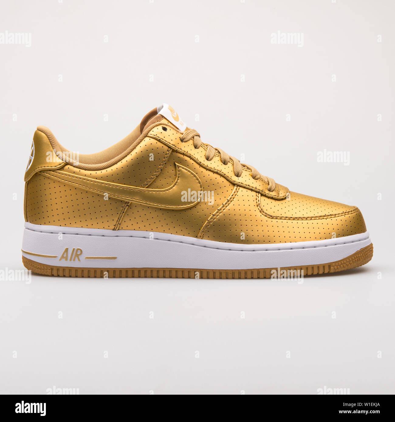 Vienne AUTRICHE aout 28 2017 Nike Air Force 1 07 LV8 sneaker metallique or sur fond blanc Photo Stock Alamy