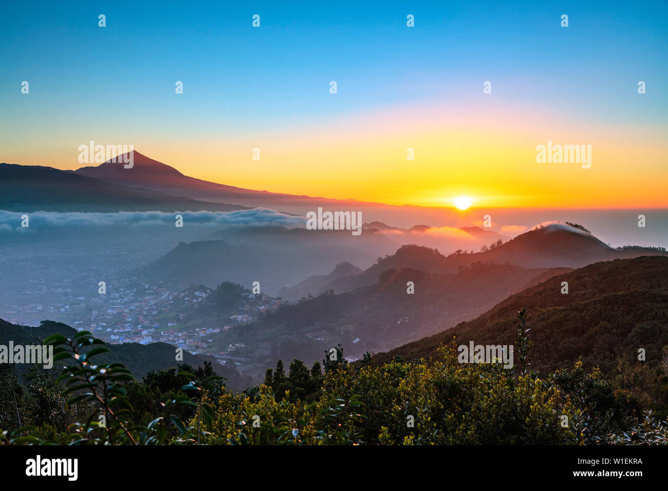 Le coucher du soleil, Pico del Teide, 3718m, la plus haute montagne d'Espagne, le Parc National du Teide, UNESCO World Heritage Site, Tenerife, Canaries, Espagne, de l'Atlantique Banque D'Images