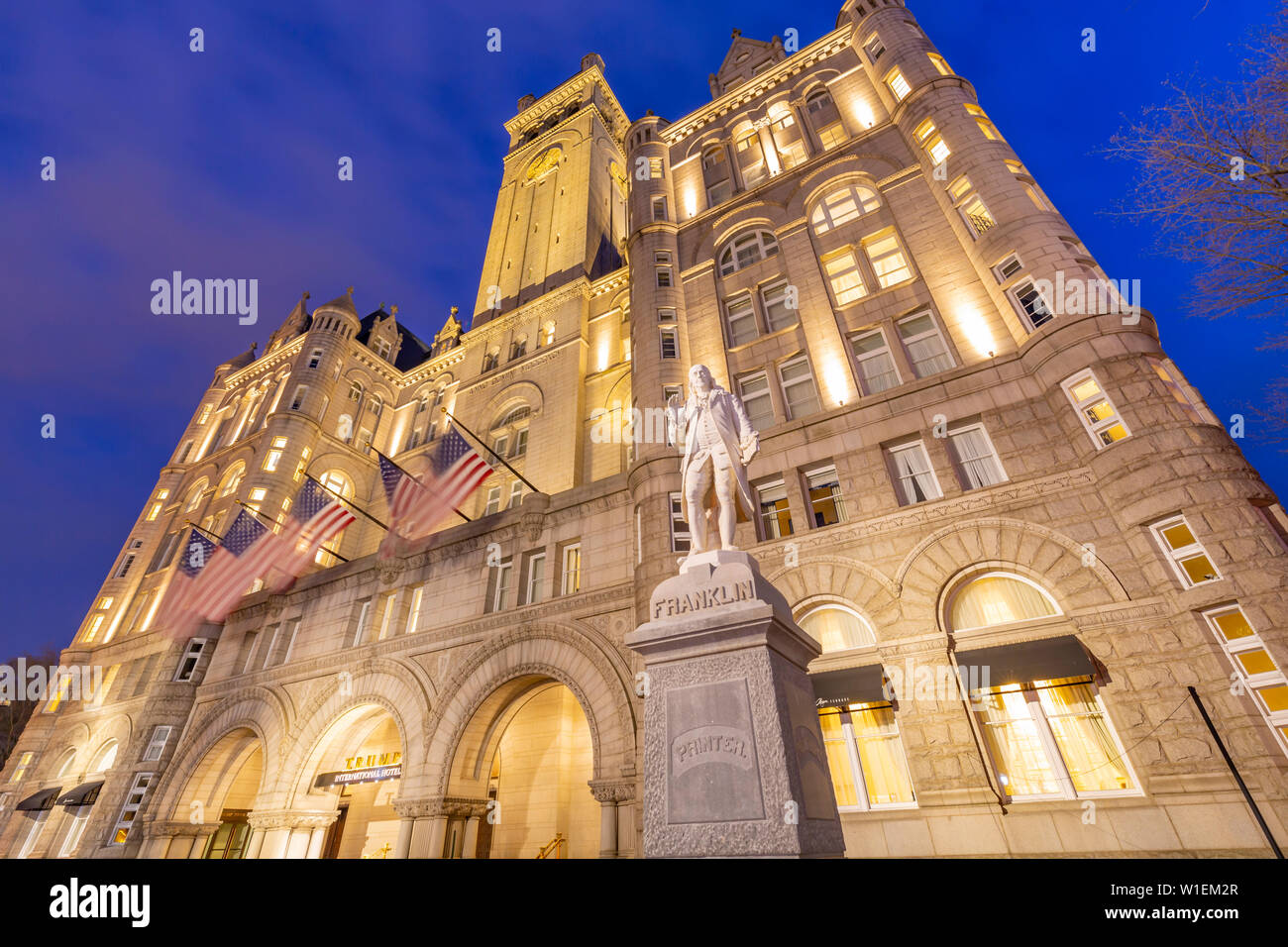Avis de Benjamin Franklin et statue drapeaux américains devant l'ancien Old Post Office Pavilion, Washington D.C., Etats-Unis d'Amérique, Amérique du Nord Banque D'Images