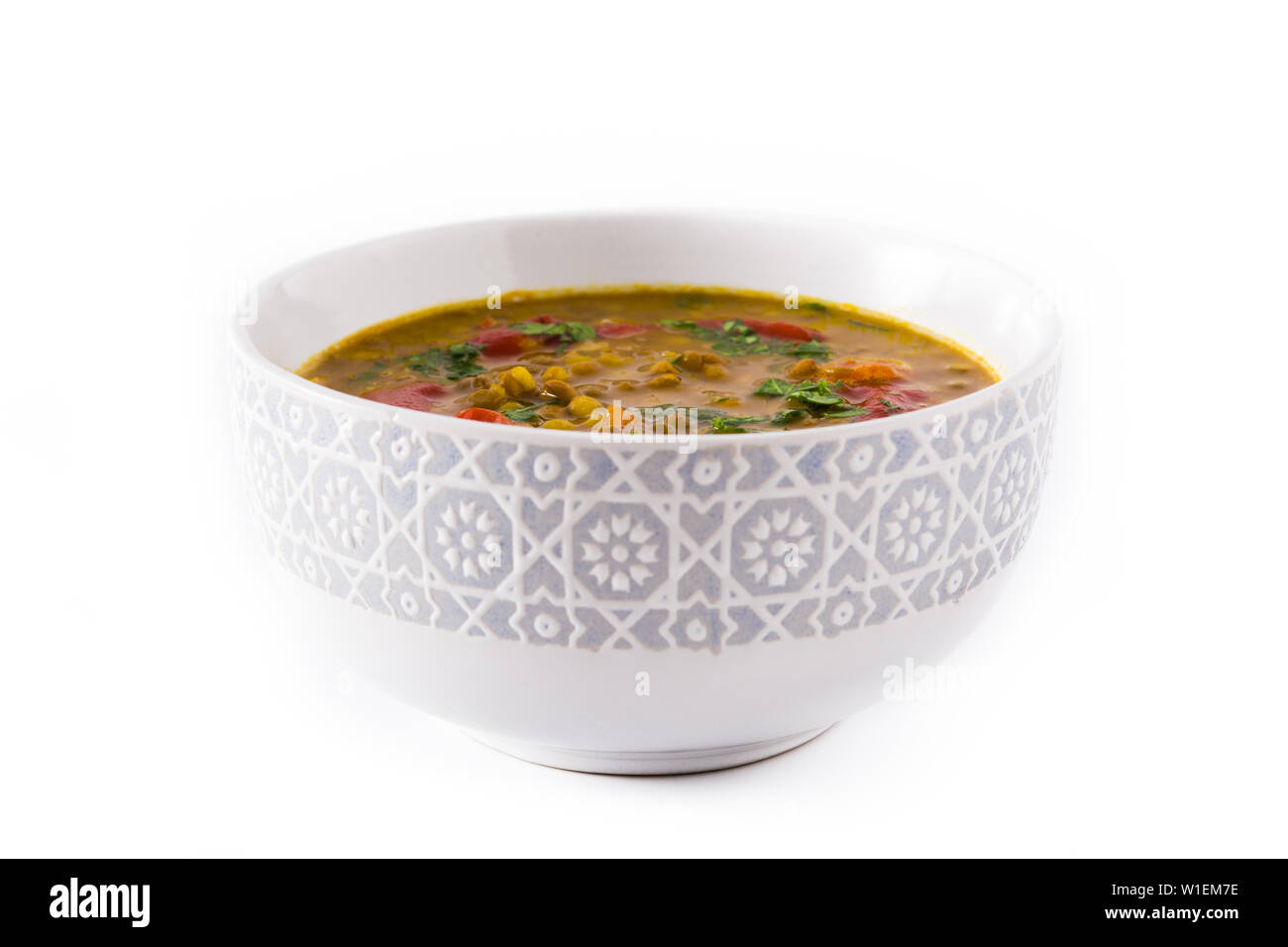 Soupe aux lentilles indiennes dal (dhal) dans un bol isolé sur fond blanc. Banque D'Images
