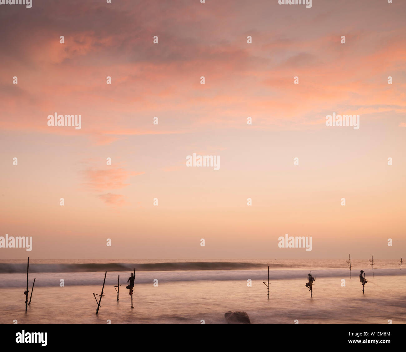 Pêcheurs sur pilotis au crépuscule, Weligama, Côte Sud, Sri Lanka, Asie Banque D'Images