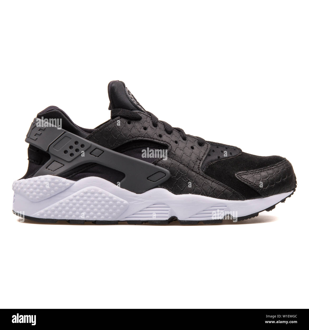 Vienne, Autriche - 30 août 2017 : Nike Air Huarache Run Premium sneaker en  noir et blanc sur fond blanc Photo Stock - Alamy