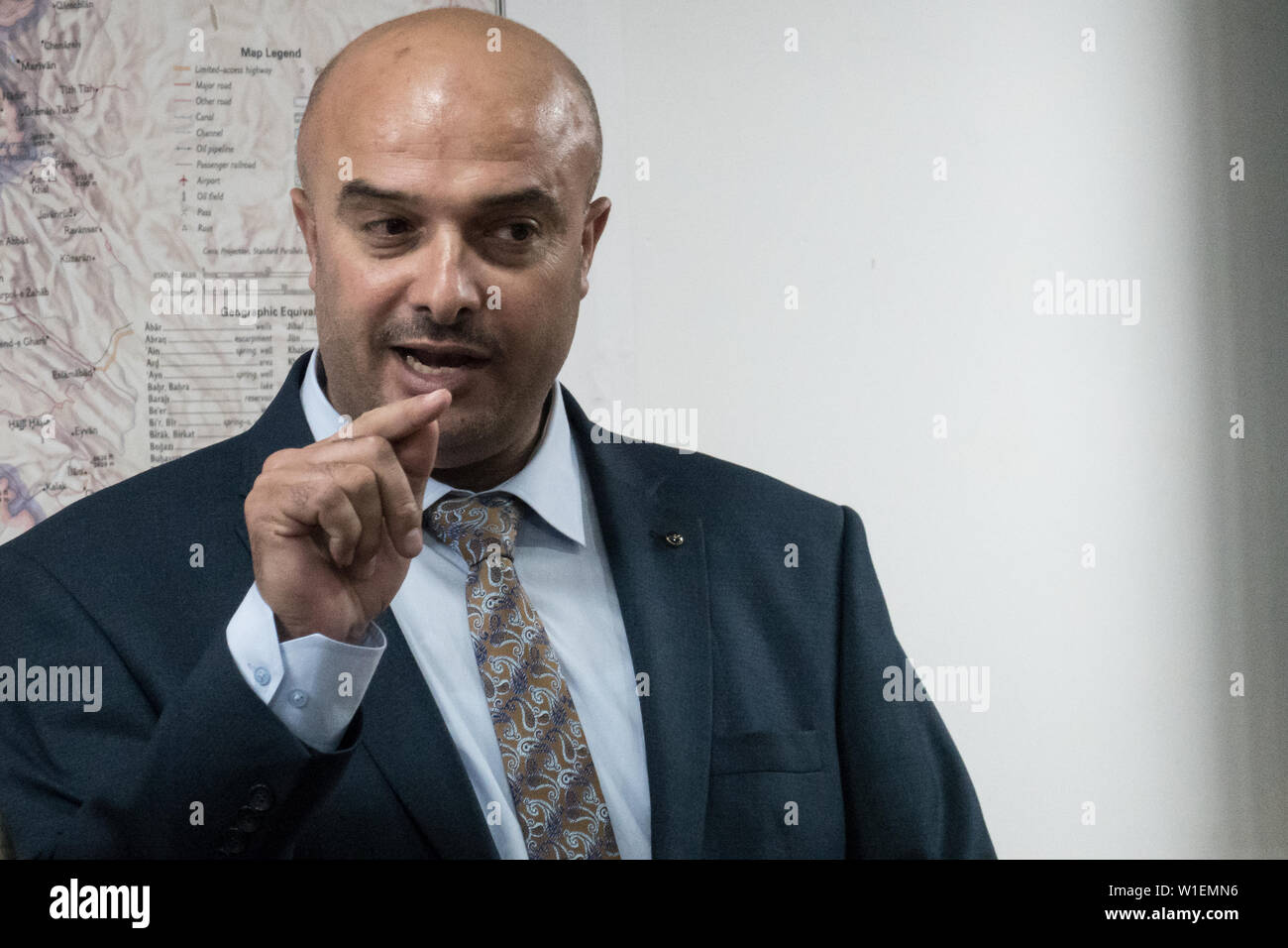 Jérusalem, Israël. 2 juillet, 2019. ASHRAF AL GHANEM, directeur général de l'entreprise de meubles Al Ghanem à Hébron, un membre de la délégation palestinienne à l'Juin 2019 Atelier économique menée par les Etats-Unis au Bahrein, rencontre la presse à Jérusalem l'Autorité palestinienne craignant vengance. Les PA ont boycotté la "Paix à la prospérité' workshop affirmant que c une tentative d'acheter les aspirations politiques palestiniens. Al Ghanem réside actuellement à un endroit tenu secret par crainte de l'arrestation imminente. Credit : Alon Nir/Alamy Live News. Banque D'Images