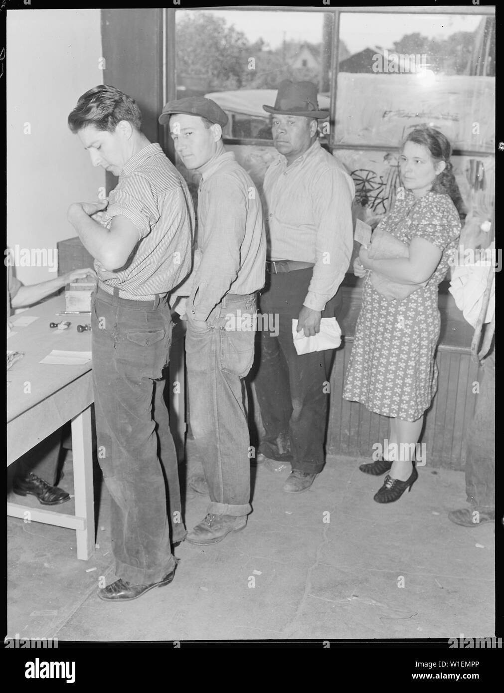 Hayward, Californie. Les jeunes sur le soulagement. À dans sa poche pour ses excédents de produits de carte. Ne pas avoir d'emploi est assez mauvaise, mais vous garder Goin' down et purty bientôt vous êtes ici et de l'esprit a disparu. Je tourne mon visage quand une personne que je connais très bien maintenant vient le long du trottoir. Il faut l'esprit lorsque vous êtes ici, et alors vous n'avez pas rien. Banque D'Images Hayward, Californie. Les jeunes sur le soulagement. À dans sa poche pour ses excédents de produits de carte. Ne pas avoir d'emploi est assez mauvaise, mais vous garder Goin' down et purty bientôt vous êtes ici et de l'esprit a disparu. Je tourne mon visage quand une personne que je connais très bien maintenant vient le long du trottoir. Il faut l'esprit lorsque vous êtes ici, et alors vous n'avez pas rien. Banque D'Images