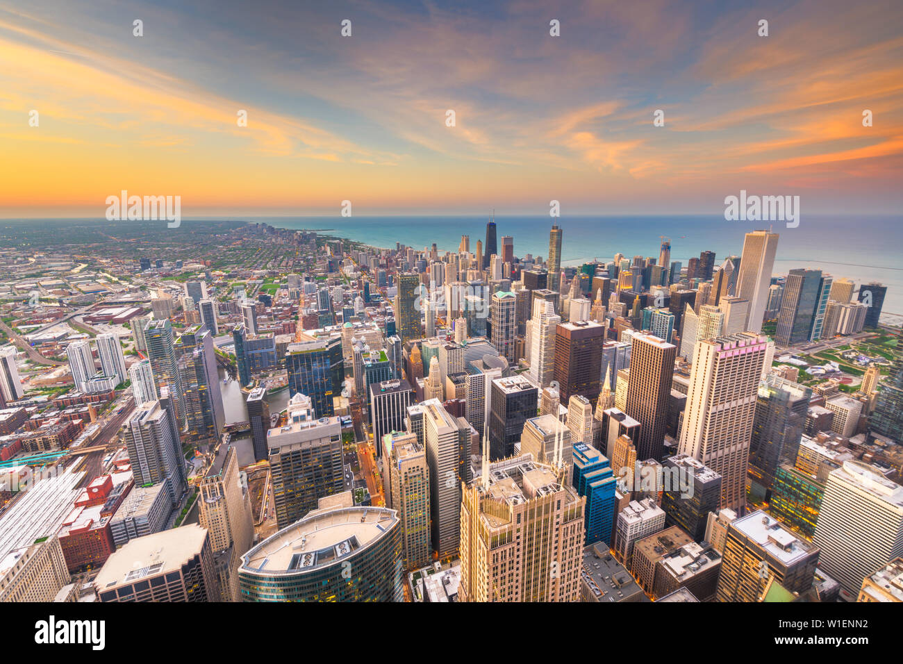 Chicago, Illinois USA aerial skyline vers le lac Michigan juste après le coucher du soleil. Banque D'Images