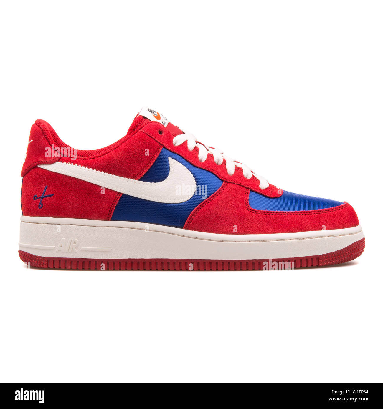 Vienne Autriche 10 aout 2017 Nike Air Force 1 baskets rouge et bleu sur fond blanc Photo Stock Alamy