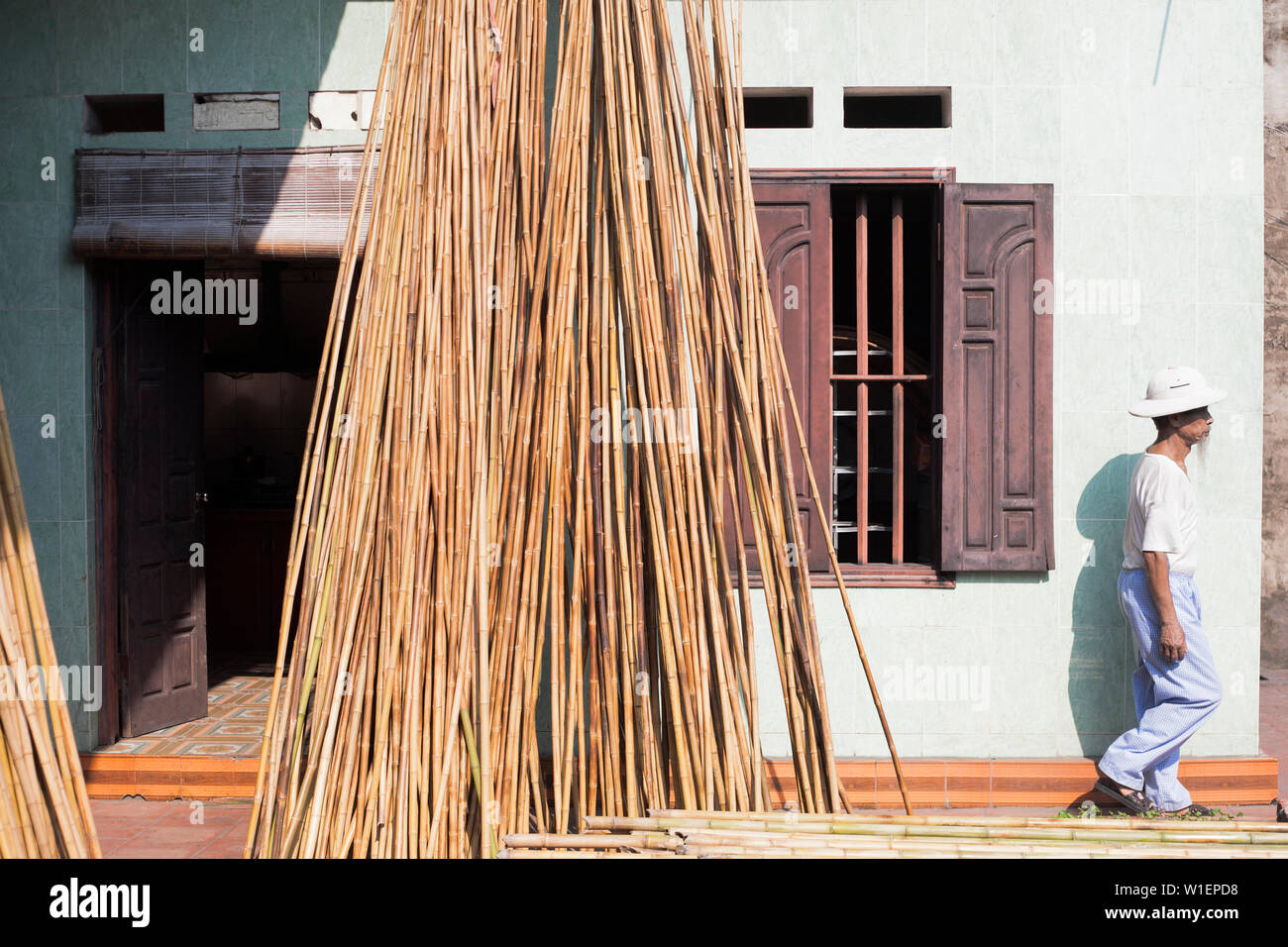 L'homme vietnamiens à une maison dans la Lai Xuan Bamboo Village dans le Delta du Fleuve Rouge Banque D'Images
