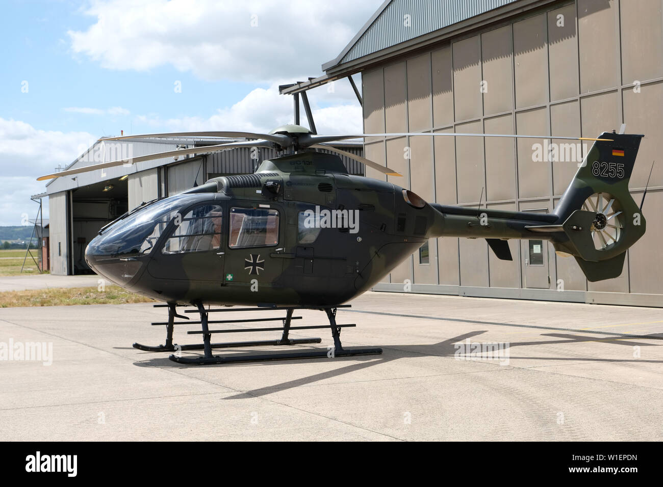 02 juillet 2019, Basse-Saxe, Bückeburg : un hélicoptère Eurocopter EC 135 est debout à l'aérodrome de l'International Helicopter Training Center de Bückeburg. Après l'accident mortel d'un hélicoptère de l'armée allemande en Basse-Saxe, le soi-disant général la sécurité des vols est de préciser la cause de l'accident. L'avion avec deux pilotes à bord a eu un accident le lundi à l'ouest de Hameln - une femme soldat est mort, l'autre a été blessé. Photo : Peter Steffen/dpa Banque D'Images