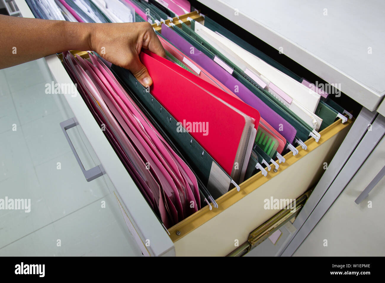 Main de l'homme Rechercher des fichiers document dans un classeur dans le  bureau de travail, l'entreprise concept la vie de bureau Photo Stock - Alamy