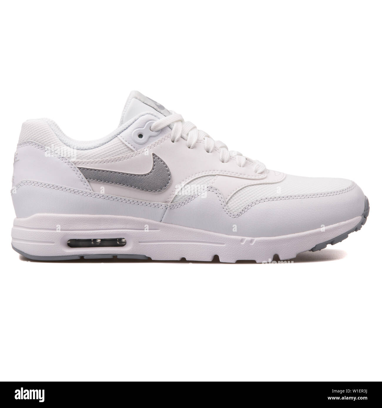 Vienne, Autriche - 10 août 2017 : Nike Air Max sneaker blanc Ultra 1 Essentials sur fond blanc. Banque D'Images