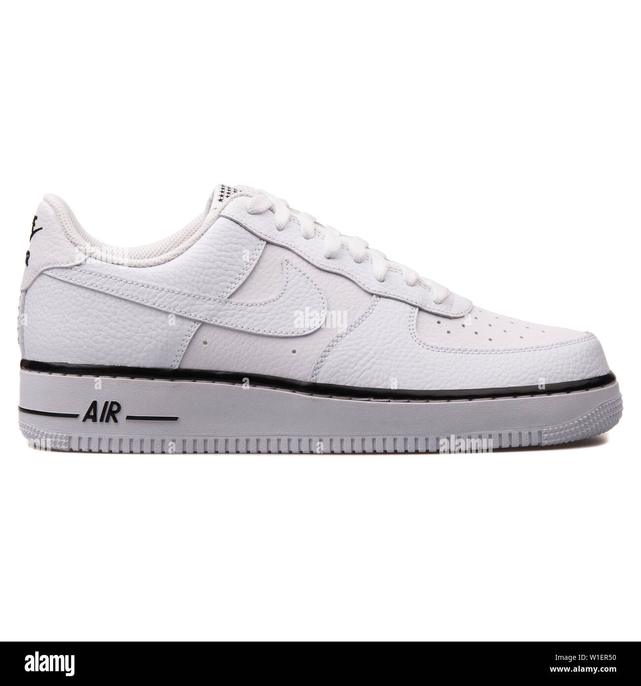 Vienne, Autriche - 10 août 2017 : Nike Air Force 1 baskets blanc sur fond  blanc Photo Stock - Alamy